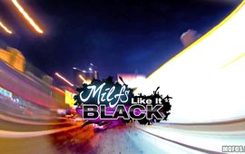 Fascinating Vicky Vixen's big ass shakes as she enjoys a dong ride