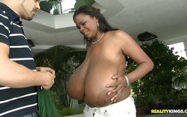 Swingeing latin milf Miosotis enjoys having her appealing cunny pleasured