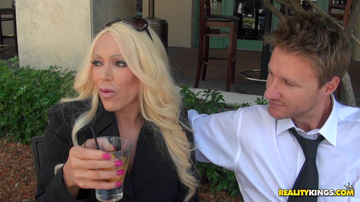 Staggering mature blond maiden Alexis Diamonds gave a oral-job to pal she liked a lot