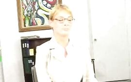 Luxurious cougar fucks a hunk without a second thought