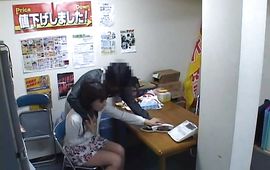 Voracious woman washes her slim body before being intensely dicked